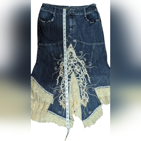 Elegant High-Low Denim Skirt with Lace Details - Picture 12 of 12